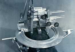 CON-O-Přesný stroj pro řezání sedlových děr na trubkách a nádržích.